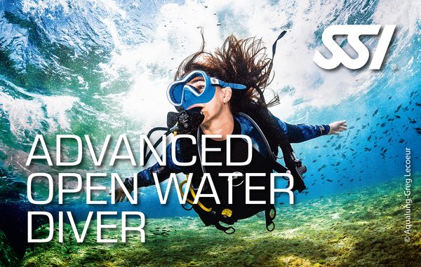 Дайвер в синей маске плывёт над морской травой – Advanced Open Water Diver