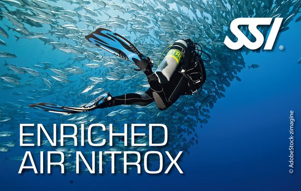 Дайвер с баллоном с нитроксом, проплывающий сквозь косяк рыб — Enriched Air Nitrox